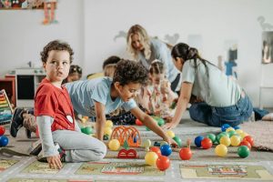 Comment la méthode Montessori aide les enfants à adopter de bonnes habitudes d’hygiène