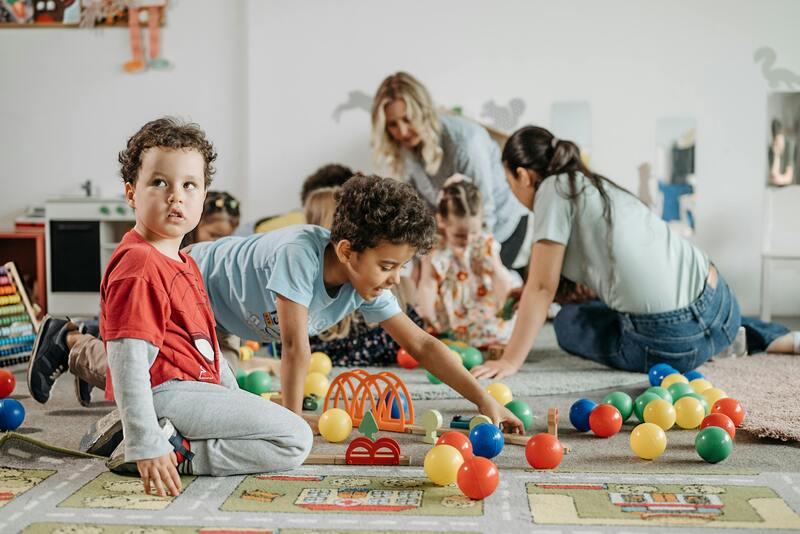 Comment la méthode Montessori aide les enfants à adopter de bonnes habitudes d’hygiène